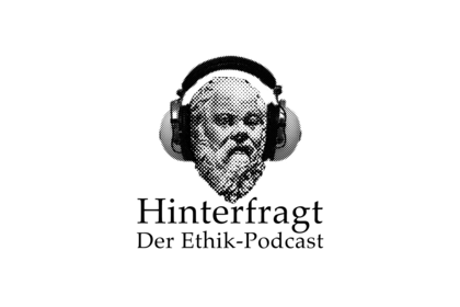 Der Kopf von Sokrates trägt moderne, große Kopfhörer.