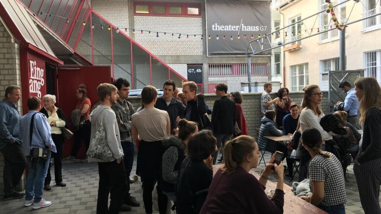 Teilnehmende der Veranstaltung im Innenhof des Theaterhaus G7 in Mannheim