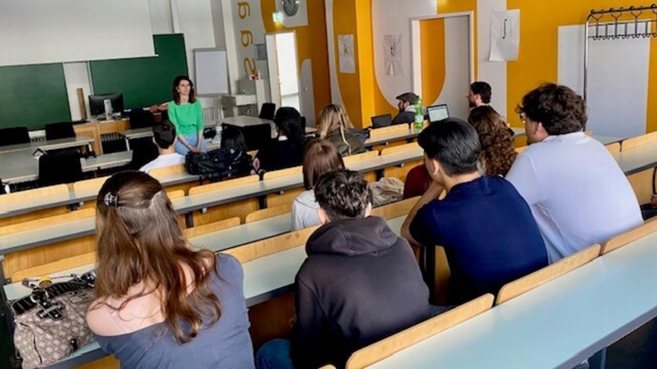 Schüler*innen eines Gymnasiums und Studierenden nehmen an einer italienischen Phonetikveranstaltung teil.