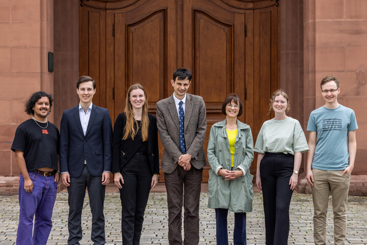 Gruppenbild des Lehrstuhlteams Mittelalter vor dem Schloss