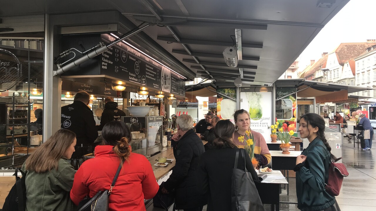 Studierende beim Marktbesuch in Graz