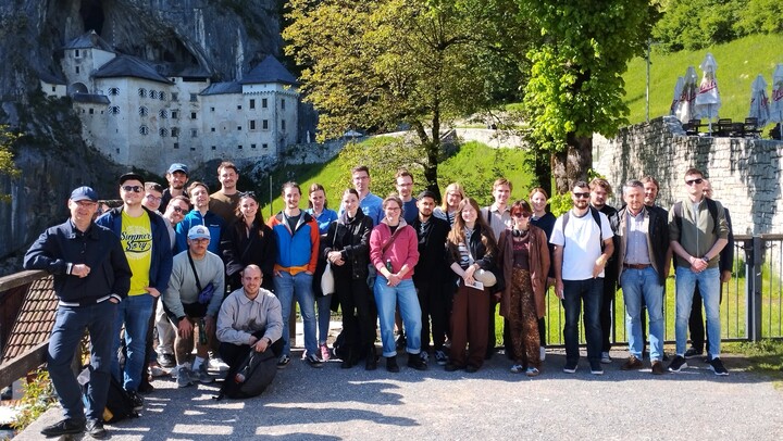 Die Teilnehmenden der Summer School vor der Höhlenburg Predjama. 