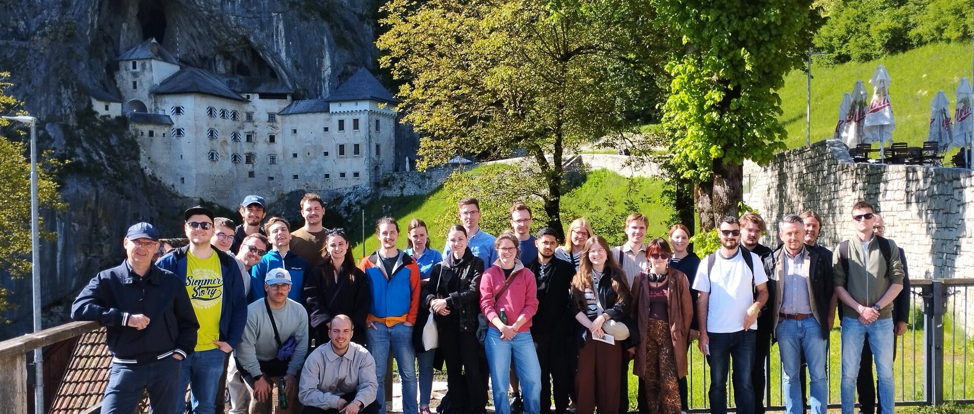 Die Teilnehmenden der Summer School vor der Höhlenburg Predjama. 