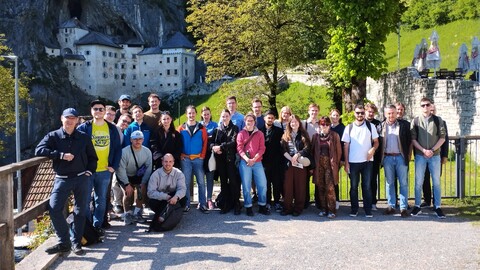 Die Teilnehmenden der Summer School vor der Höhlenburg Predjama. 