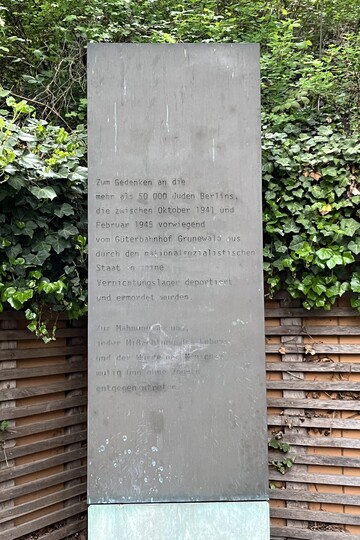 Tafel am Mahnmal Gleis 17: "Zum Gedenken an die mehr als 50 000 Juden Berlins, die zwischen Oktober 1941 und Februar 1945 vorwiegend vom Güterbahnhof Grunewald aus durch den nationalsozialistischen Staat in seine Vernichtungslager deportiert und ermordet wurden. Zur Mahnung an uns, jeder Missachtung des Lebens und der Würde des Menschen mutig und ohne Zögern entgegenzutreten."