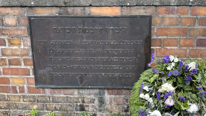 Tafel am Mahnmal Gleis 17, angebracht im Gleisbett am Rand des Bahnsteigs: "Zum Gedenken an die zehntausende jüdischer Bürger Berlins, die ab Oktober 1941 bis Februar 1945 von hier aus durch die Nazi-Henker in die Todeslager deportiert und ermordet wurden."
