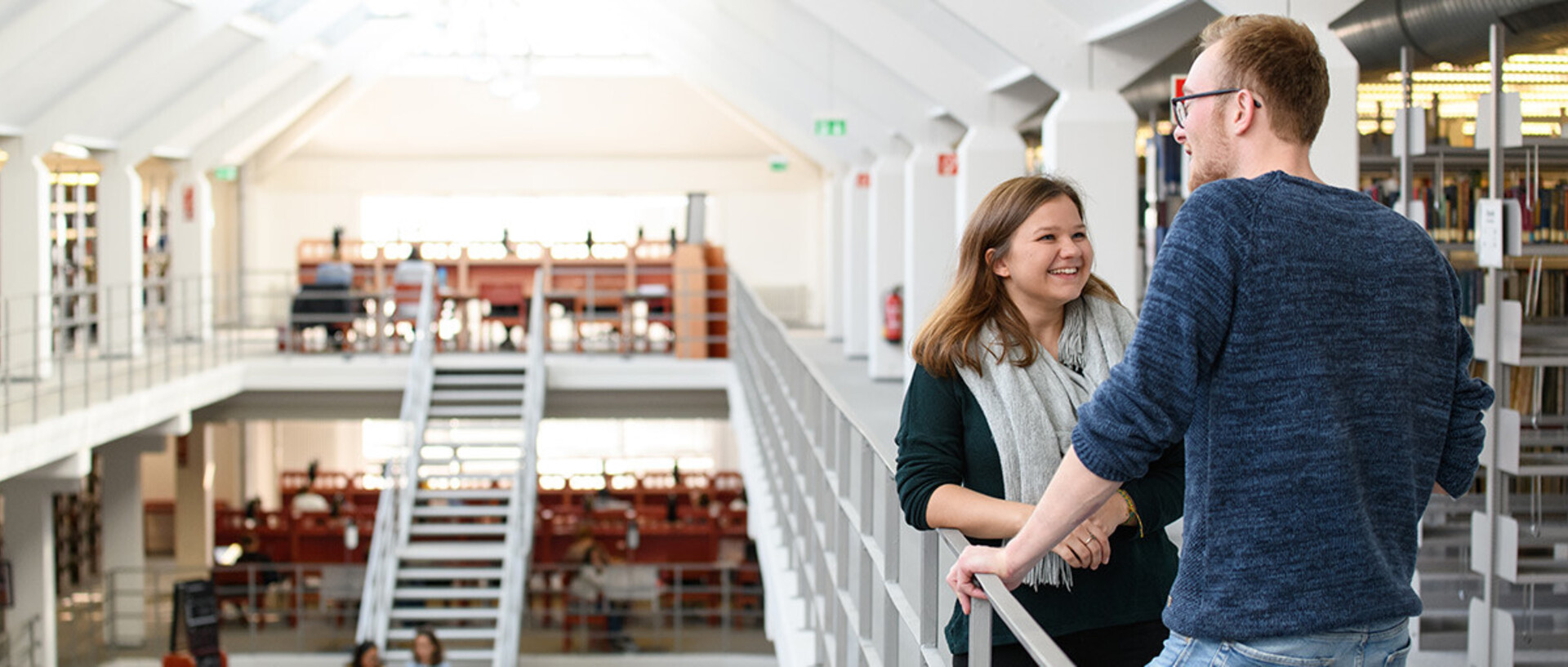 Studierende unterhalten sich in der A3 Bibliothek