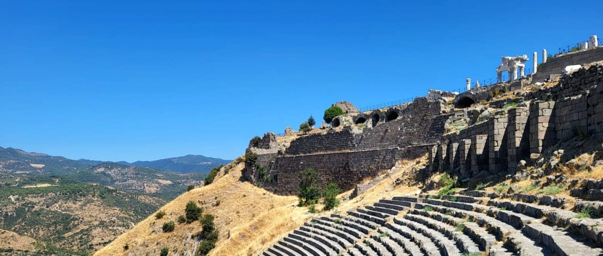 Theater auf dem Stadtberg von Pergamon und im Hintergrund die Substruktionen des Trajan-Tempels