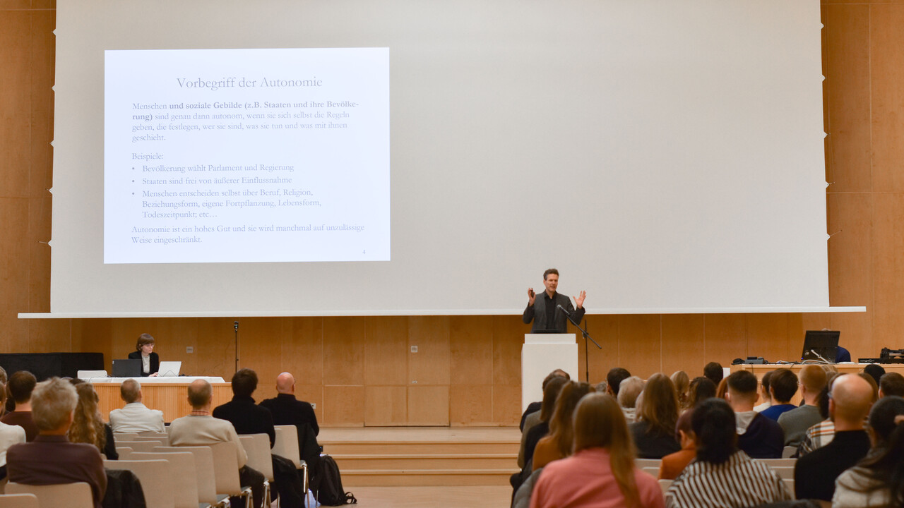 Welttag der Philosophie 2022: Blick aus dem Publikum auf die Bühne beim Vortrag von Prof. Dr. Tobias Rosefeldt