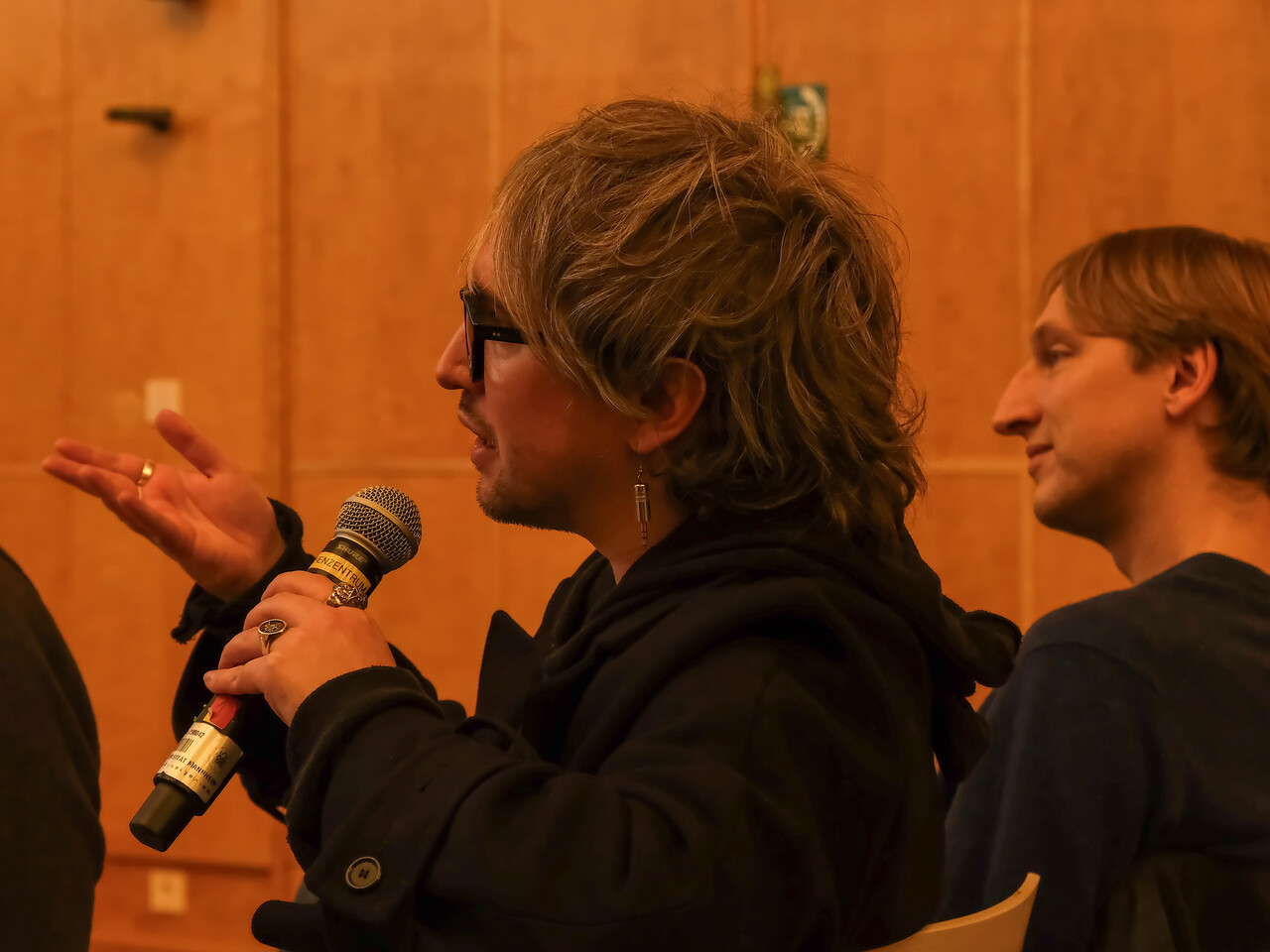 Diskussion im Anschluss an den Vortrag Ein Gast der Veranstaltung mit einem Mikrofon in der Hand
