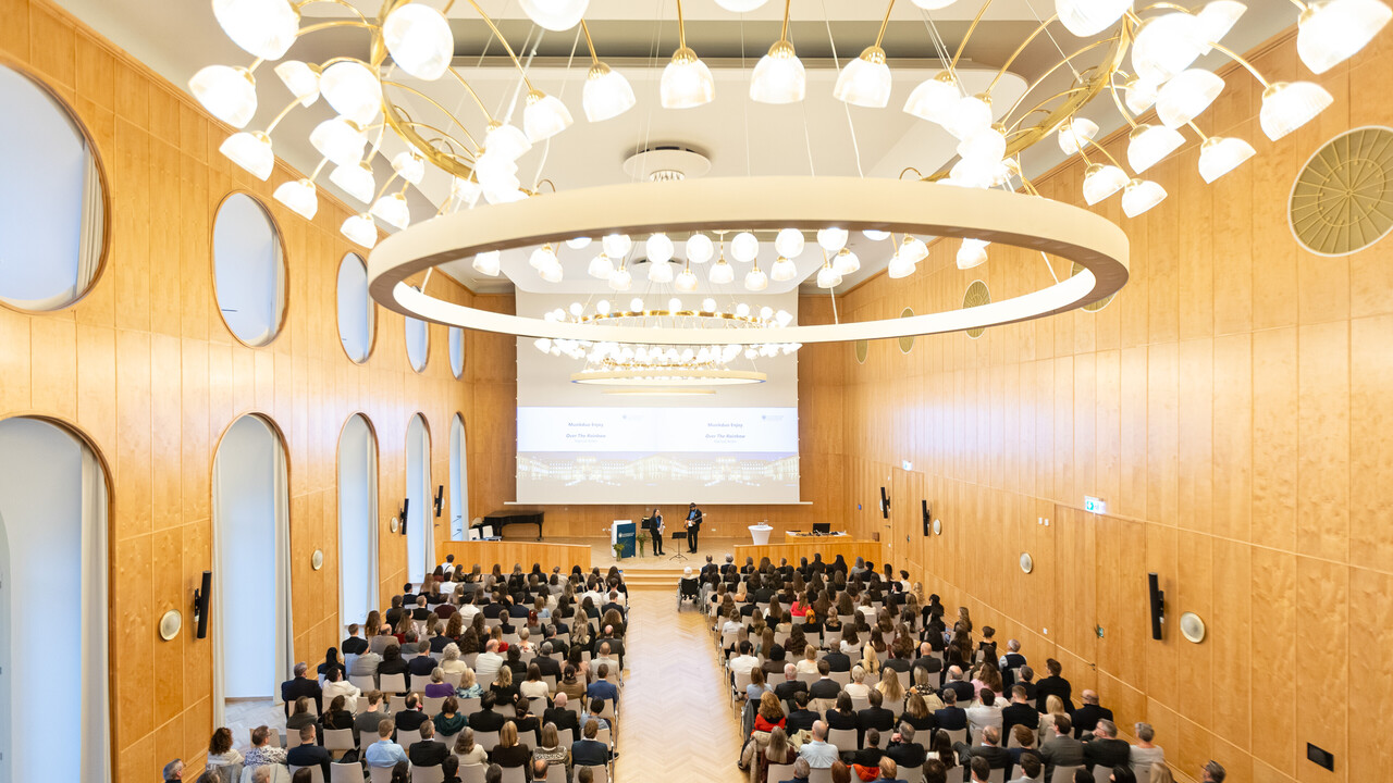 Voll besetzte Aula während der Abschlussfeier, Blick von oben.