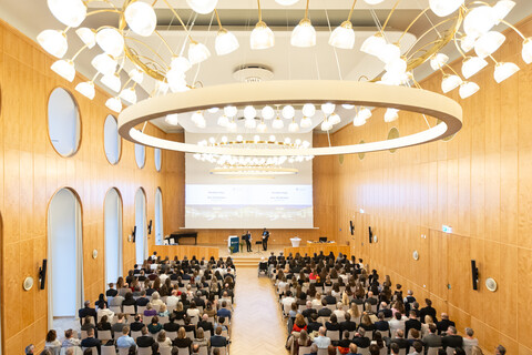 Voll besetzte Aula während der Abschlussfeier, Blick von oben.