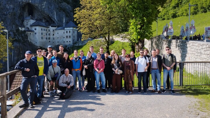 Die komplette Gruppe (Unis Ljubljana, Innsbruck, Salzburg, Mannheim) vor Burg Predjama.