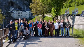 Die komplette Gruppe (Unis Ljubljana, Innsbruck, Salzburg, Mannheim) vor Burg Predjama.