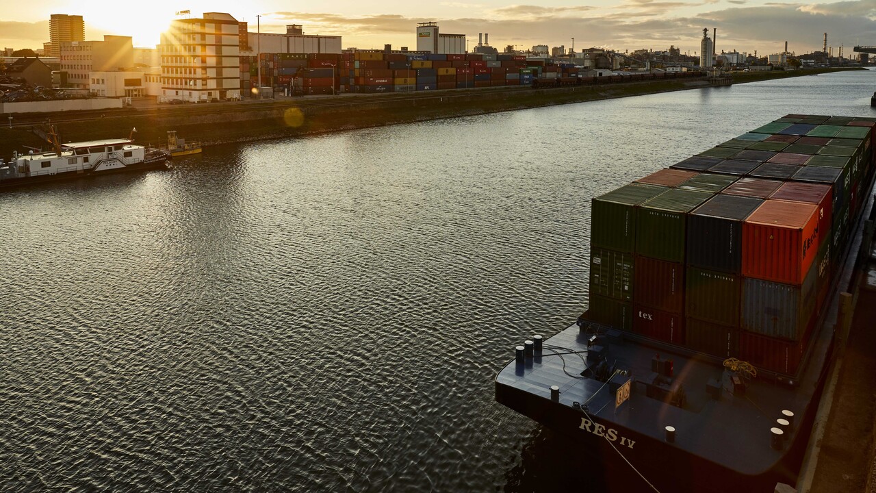 Containerschiff im Abendlicht im Mannheimer Hafen