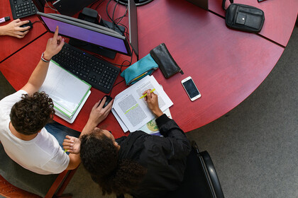 Zwei Studierende recherchieren in der Ehrenhof-Bibliothek am Computer