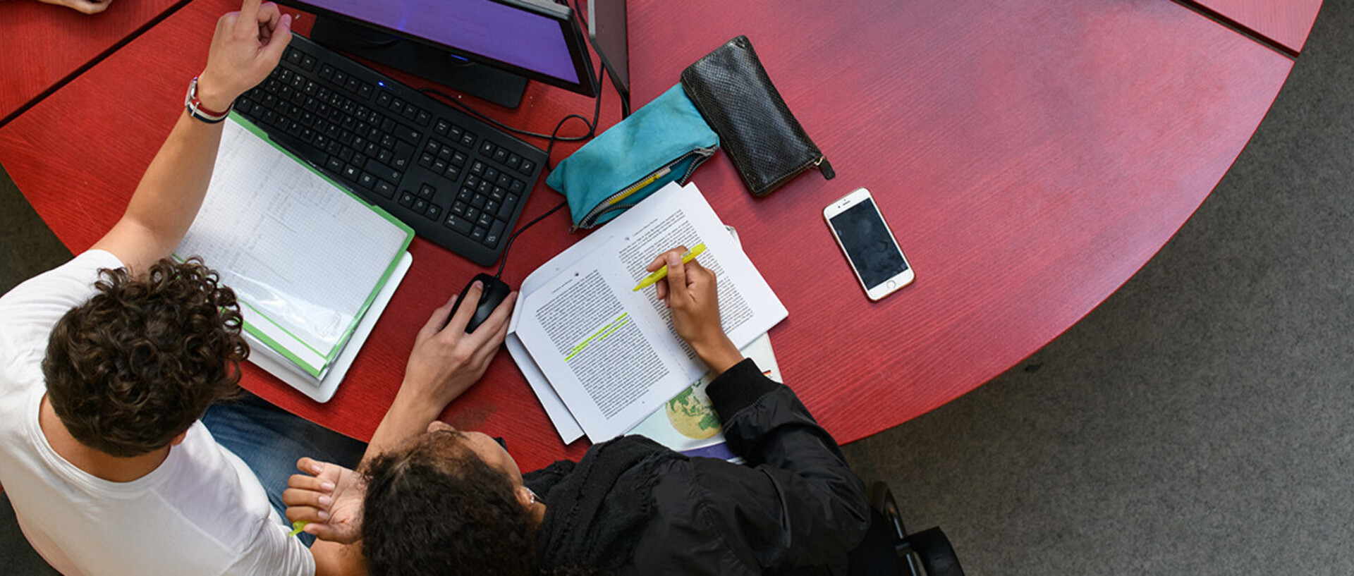Zwei Studierende recherchieren in der Ehrenhof-Bibliothek am Computer
