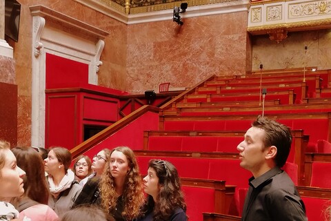 Studierendengruppe im Assemblee Nationale in Paris